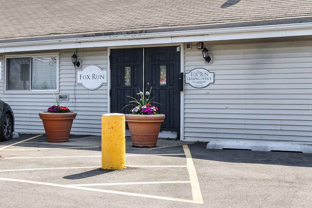 Welcoming leasing office, clubhouse at Fox Run Apartments in St Charles IL 60174