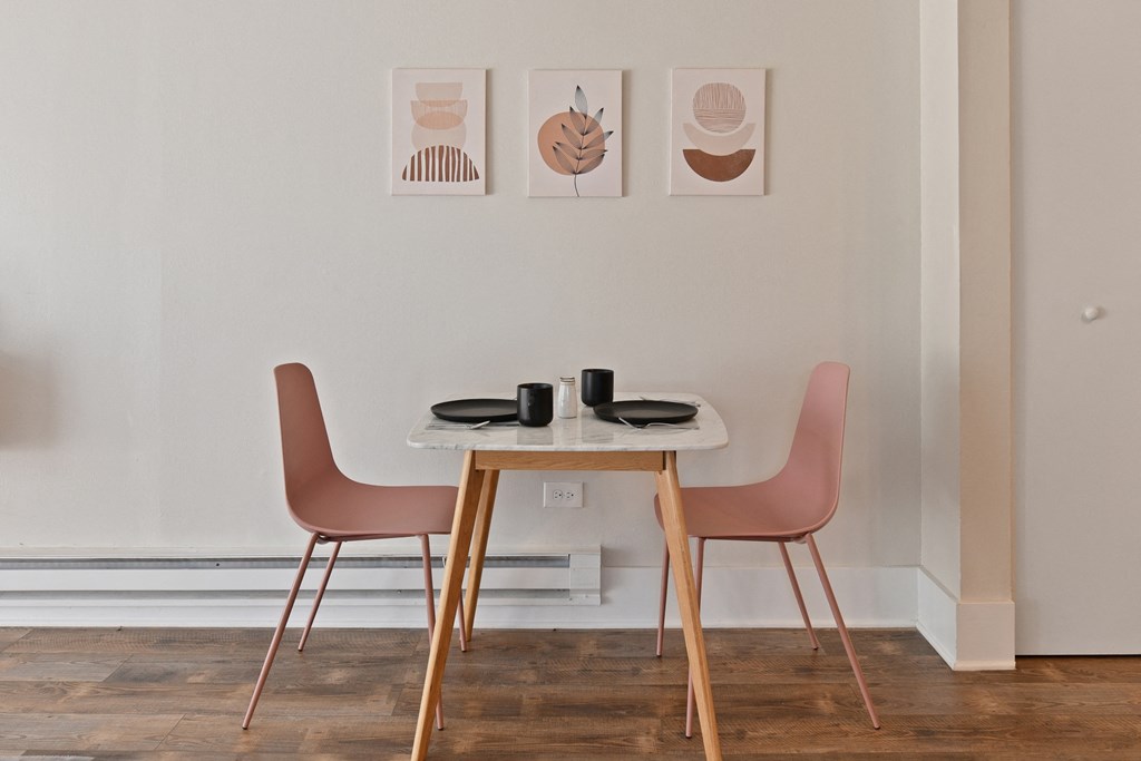 A cozy eating and dining area in kitchen at Fox Run Apartments in St Charles IL 60174