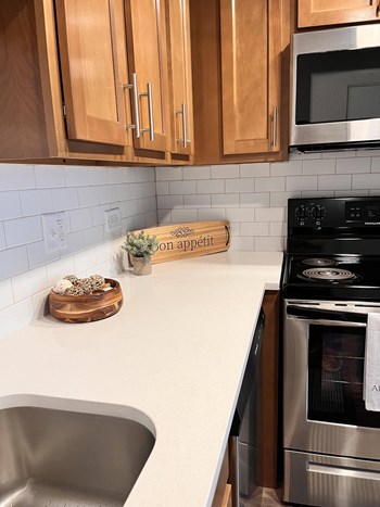 Quartz Countertops Fox Run Apartments - Photo Gallery 5