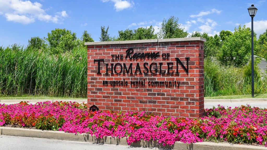 Green and lively entrance sign at The Reserves of Thomas Glen, Shepherdsville, KY, 40165