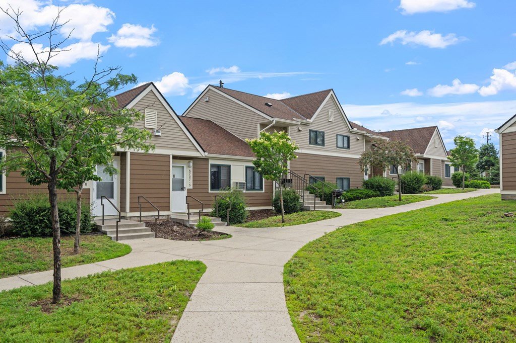 a group of houses in a neighborhood with a sidewalk