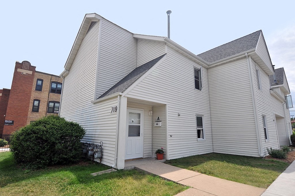 an old with a sidewalk in front of it