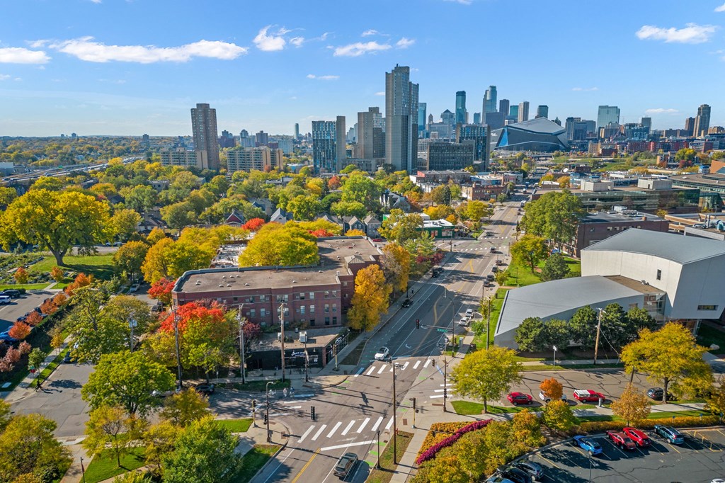 Aerial view of Karinsplass Apartments with the Minneapolis Skyline behind it.
