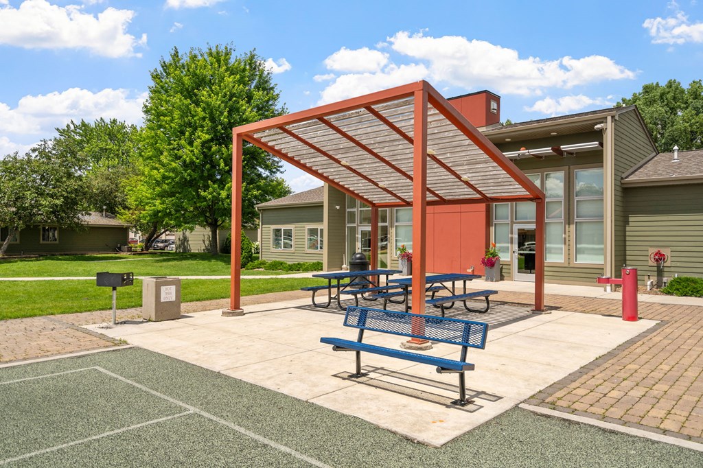 the picnic area at the whispering winds apartments in pearland