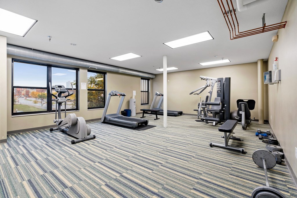 the gym at the landing at pullman apartments in pullman