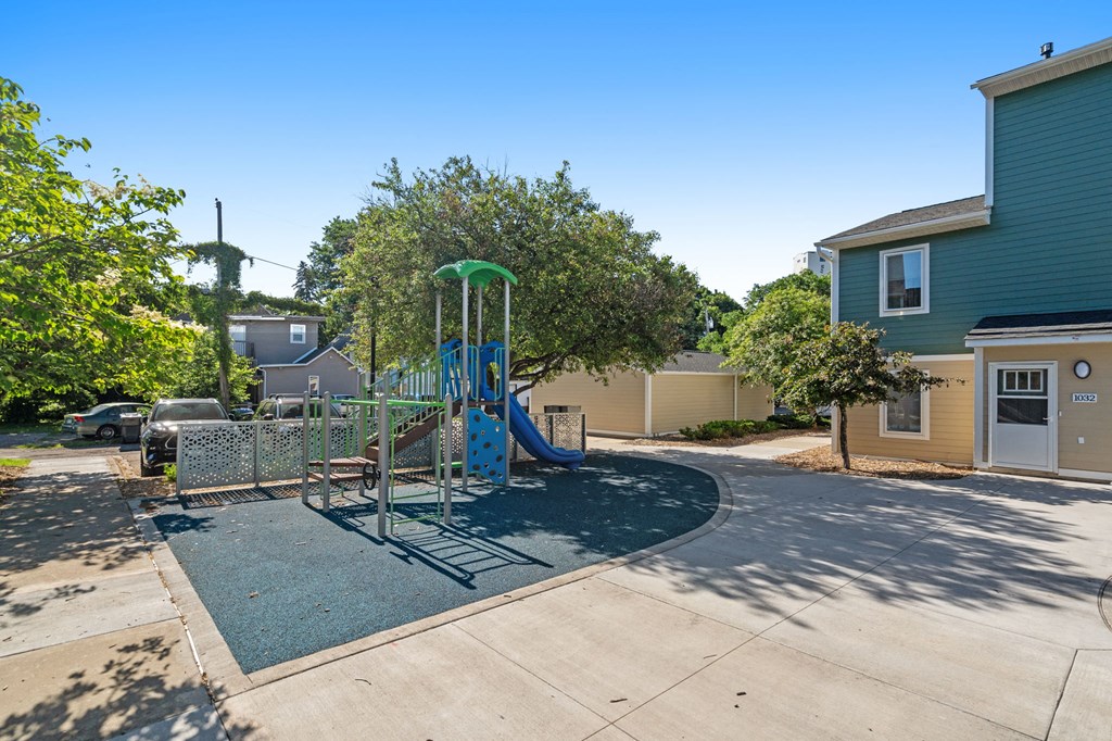 the playground at the whispering winds apartments in pearland