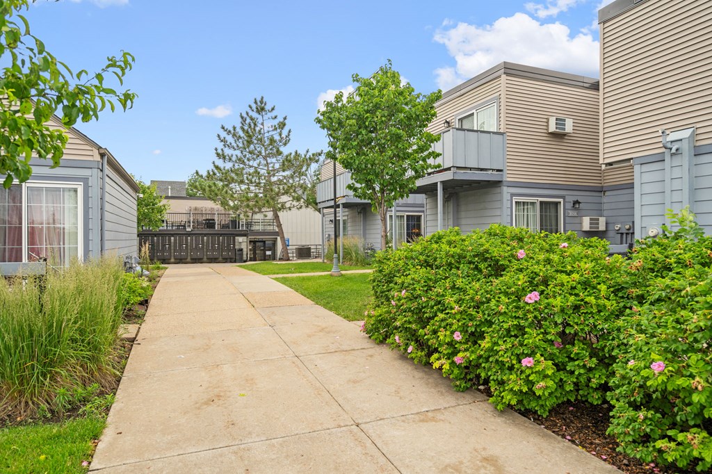 the preserve at ballantyne commons walkway between apartment buildings