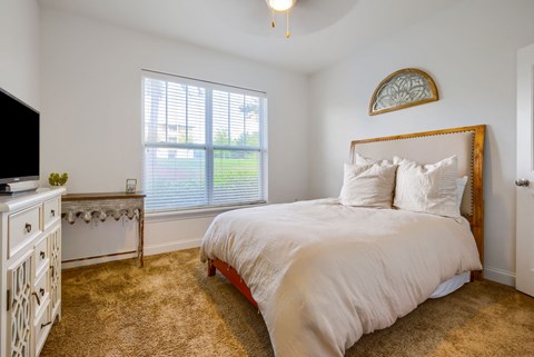 additional photo for property listing at chic digs with room to stretch out in the village 22 car