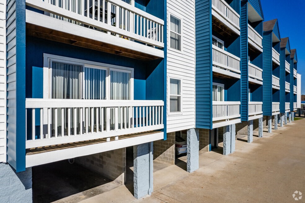 balcony and garages at Bon Vista