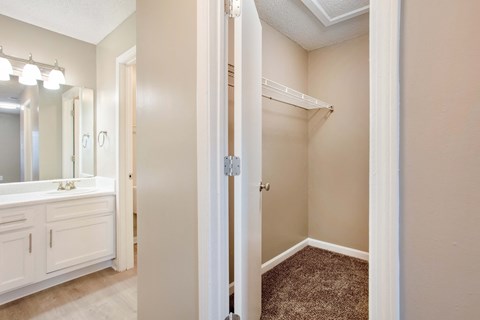 the preserve at ballantyne commons apartments bedroom and bathroom with closet