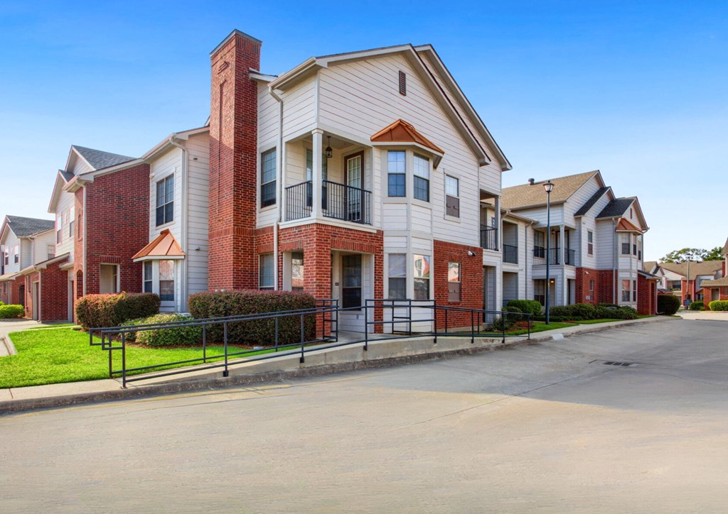 exterior view at the regency woods apartments in pascagoula, ms