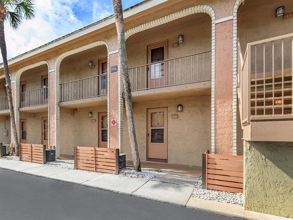 Carlyle Court Apartments