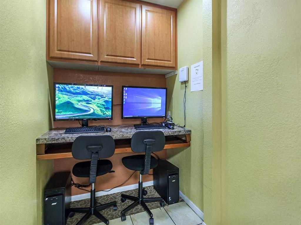 Carlyle Court Apartments