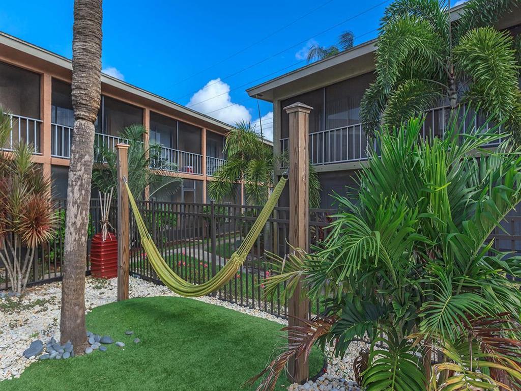 Carlyle Court Apartments