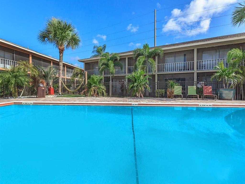 Carlyle Court Apartments