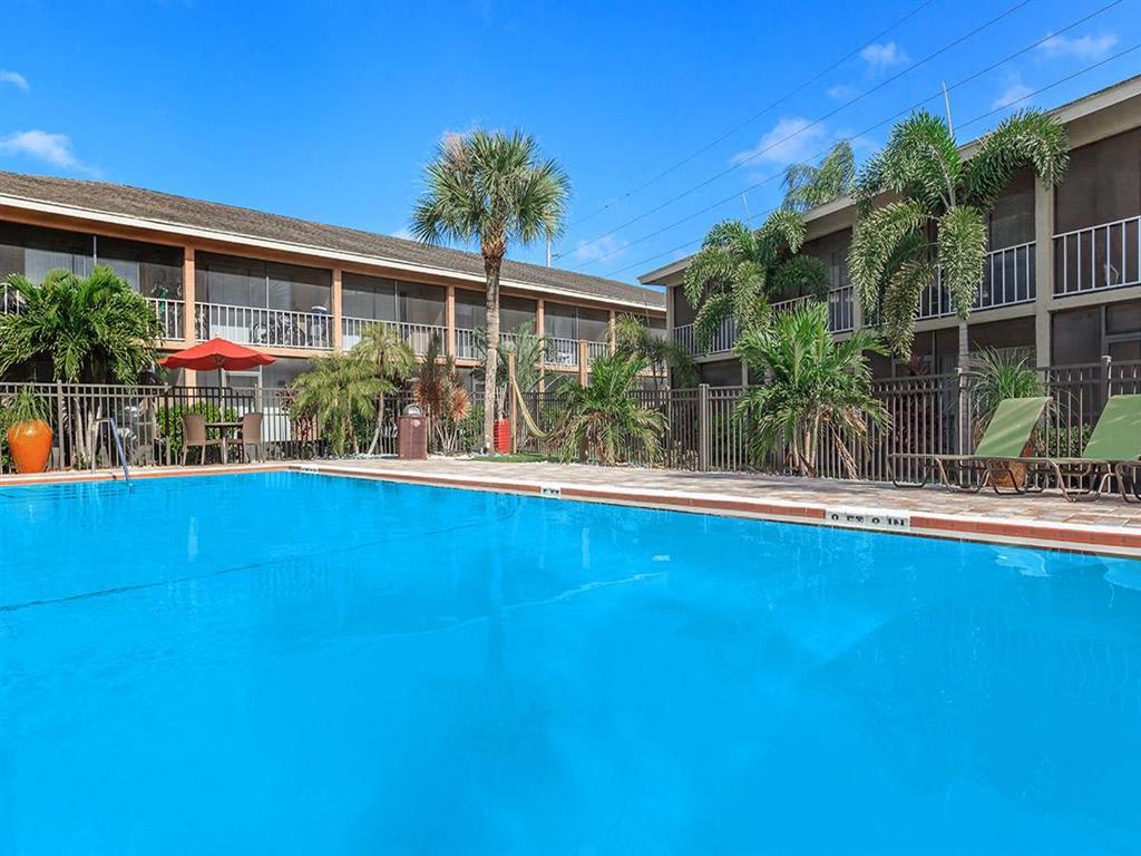 Carlyle Court Apartments