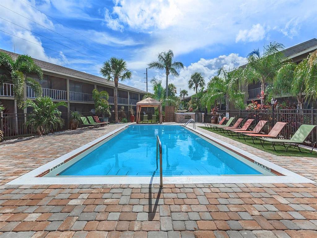 Carlyle Court Apartments