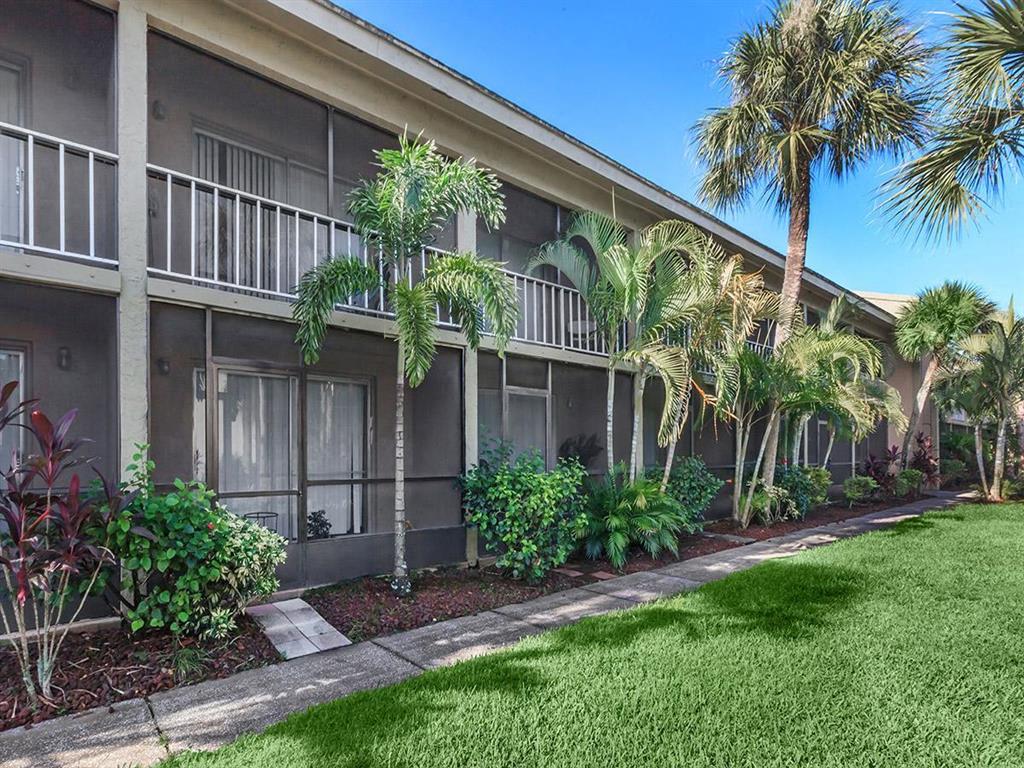 Carlyle Court Apartments