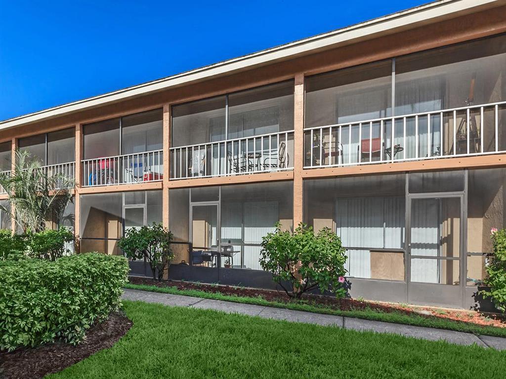 Carlyle Court Apartments