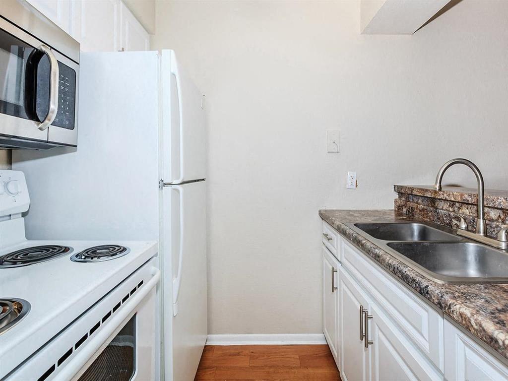 Carlyle Court Apartments