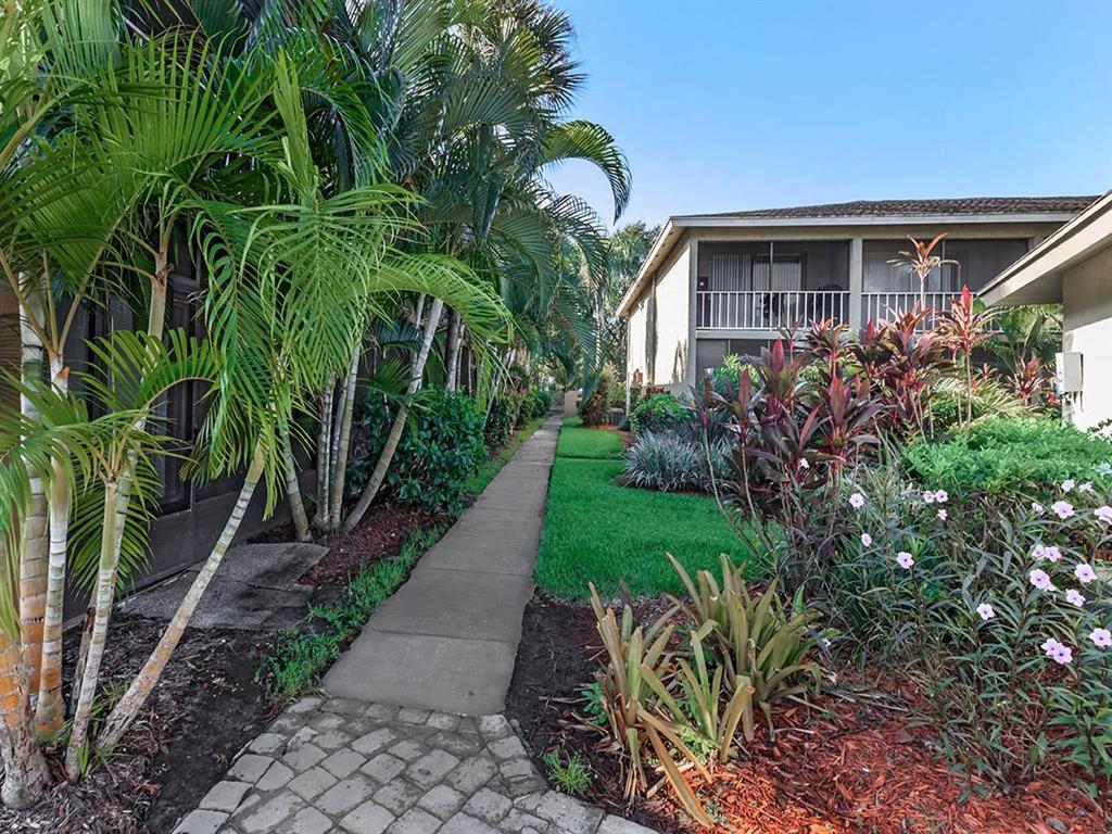 Carlyle Court Apartments