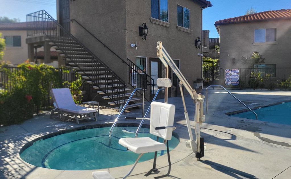jacuzzi w pool in background