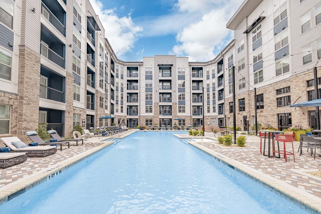 Relaxing Saltwater Pool with Wi-Fi & Sun Shelves