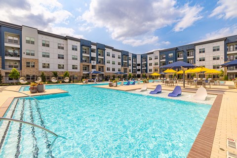 Relaxing Salt-Water Pool with Wi-Fi & Sun Shelf