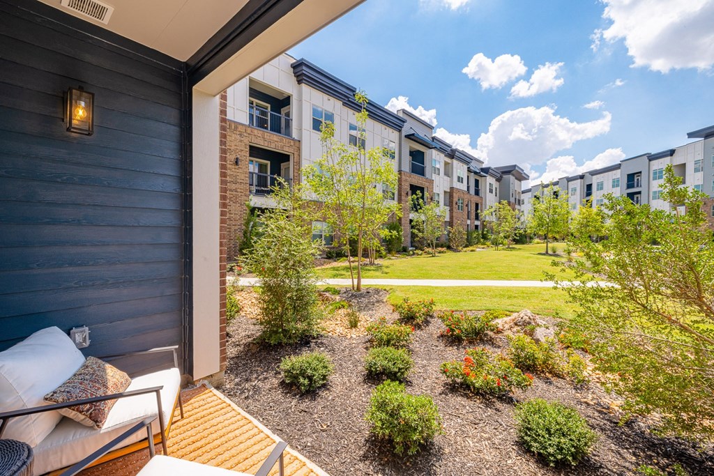 the preserve at ballantyne commons apartments patio and landscaping