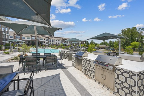 Relaxing Saltwater Pool with Wi-Fi, Sun Shelves & Grill Areas