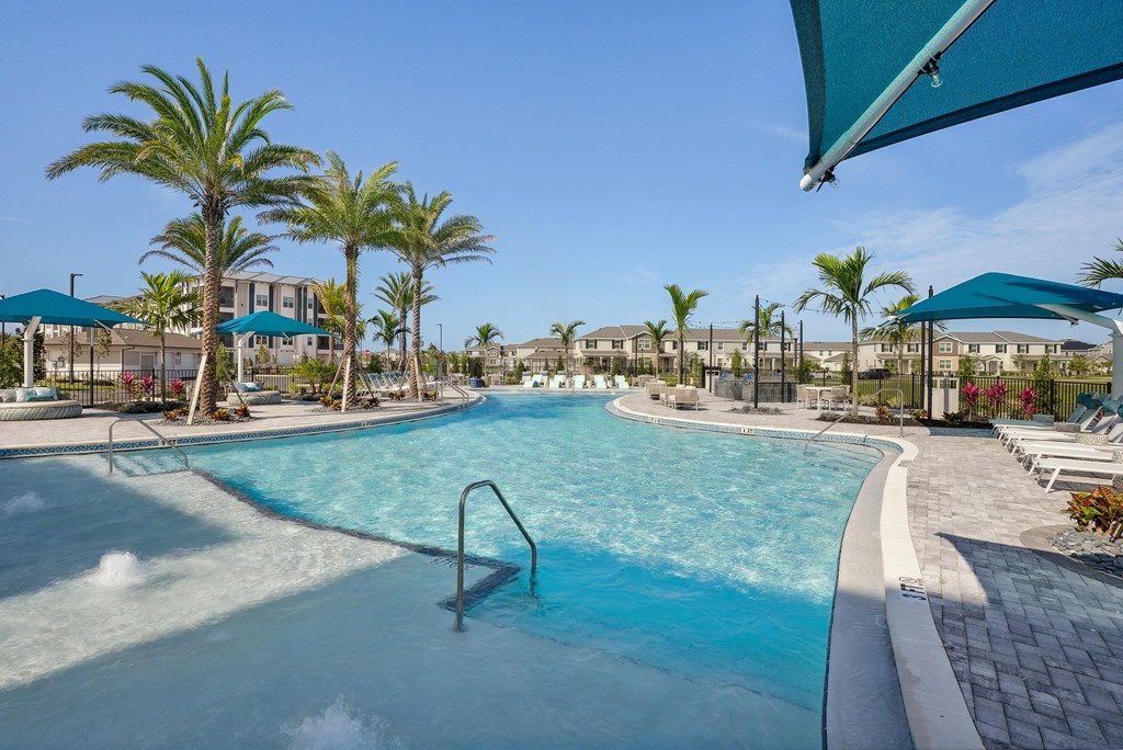 Relaxing Saltwater Pool with Wi-Fi, Sun Shelves & Grill Areas
