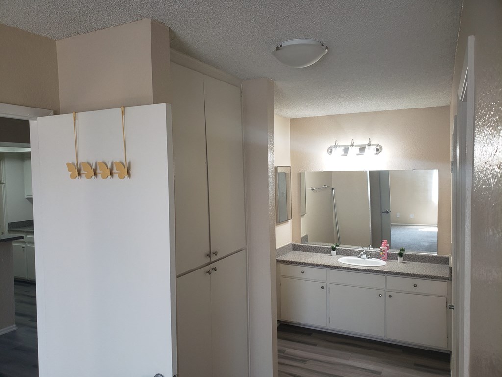 a picture of the bathroom in the 690 square foot 1 bedroom apartment at harvard square