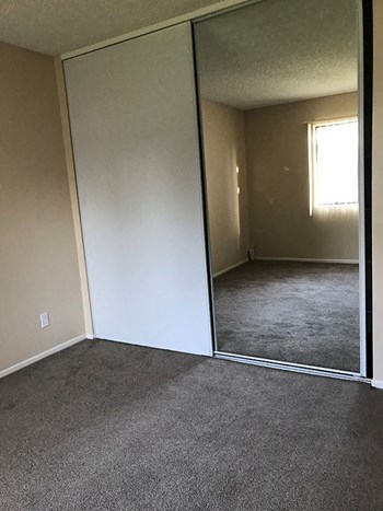 451 E. Riverside Drive 1-2 Beds Apartment for Rent - Photo Gallery 3
