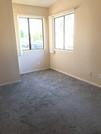 451 E. Riverside Drive 1-2 Beds Apartment for Rent - Photo Gallery 4