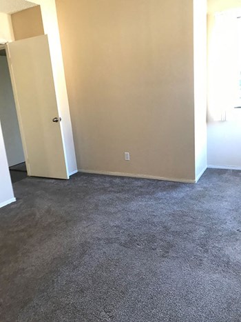 451 E. Riverside Drive 1-2 Beds Apartment for Rent - Photo Gallery 5