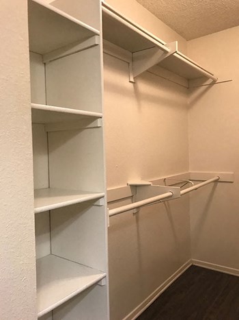 451 E. Riverside Drive 1-2 Beds Apartment for Rent - Photo Gallery 6