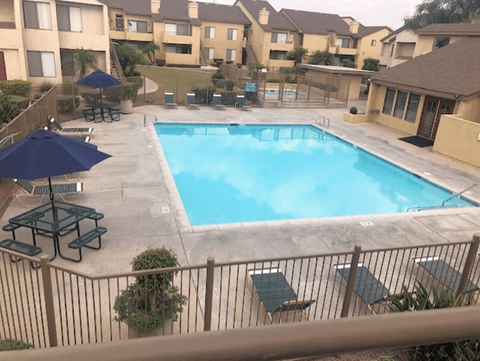 a pool is shown in the middle of an apartment complex