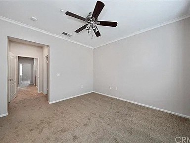 a empty  room with a ceiling fan