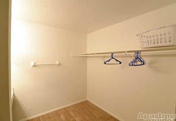 Walk-in closet - Red Bay - Photo Gallery 32