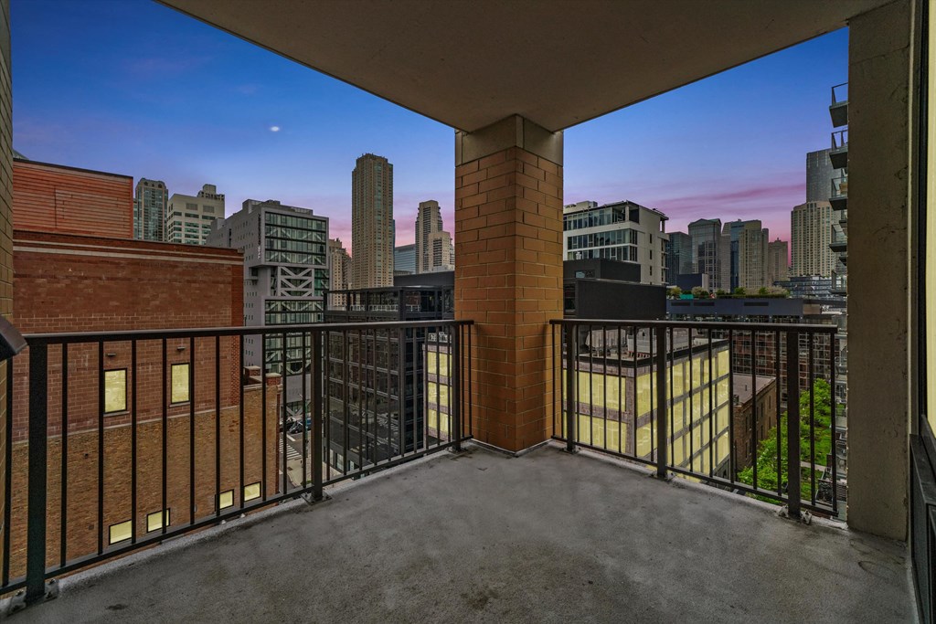 Gorgeous skyline views of Downtown Chicago, IL at Hensley Apartments in the Heart of River North