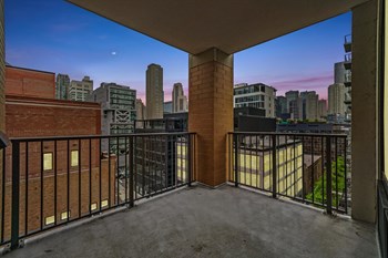 Gorgeous skyline views of Downtown Chicago, IL at Hensley Apartments in the Heart of River North Gorgeous skyline views of Downtown Chicago, IL at Hensley Apartments in the Heart of River North - Photo Gallery 5