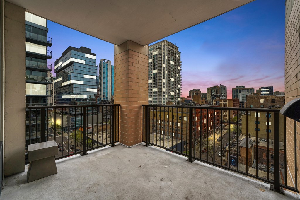 Gorgeous skyline views of Downtown Chicago, IL at Hensley Apartments in the Heart of River North
