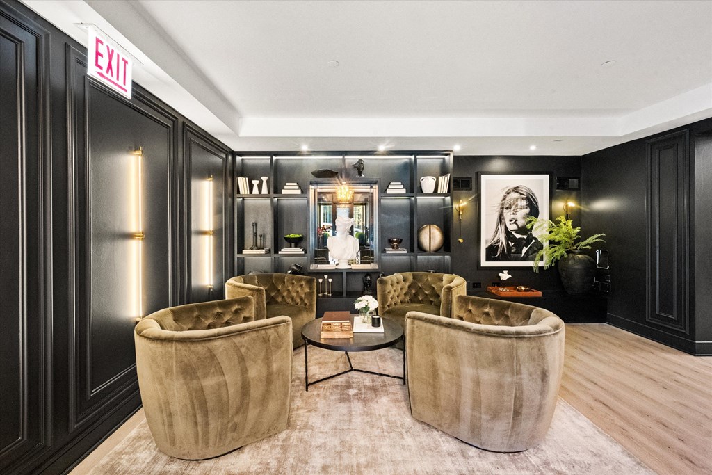 Lobby and entrance Chateau on Wells at Chateau on Wells, Chicago, Illinois