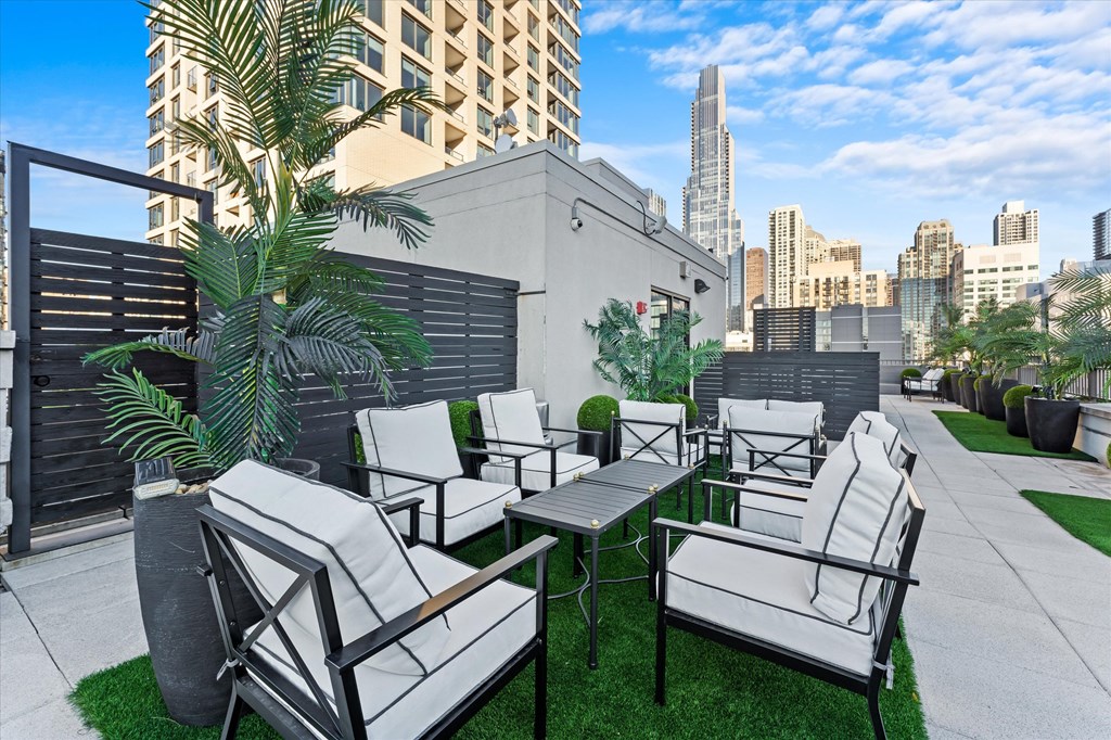 Common area at Chateau on Wells, Chicago, 60654