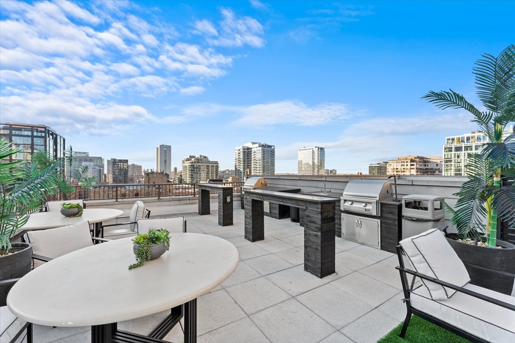 Outdoor at Chateau on Wells, Chicago