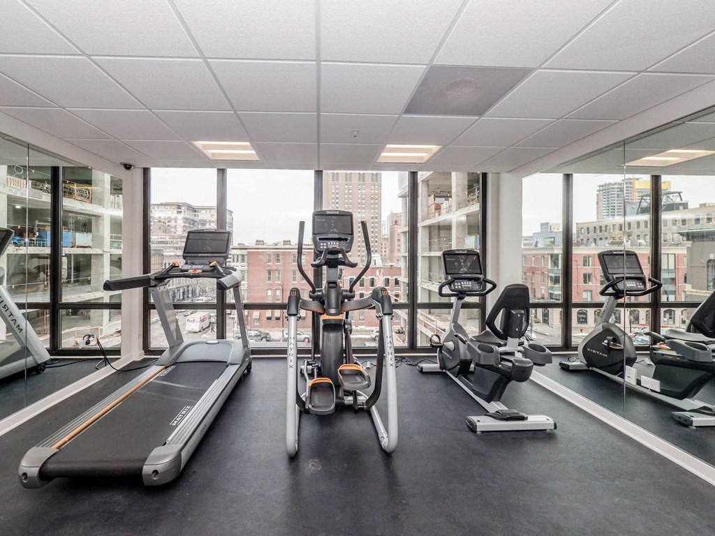 24 hour fitness center at Chateau on Wells, Chicago, Illinois
