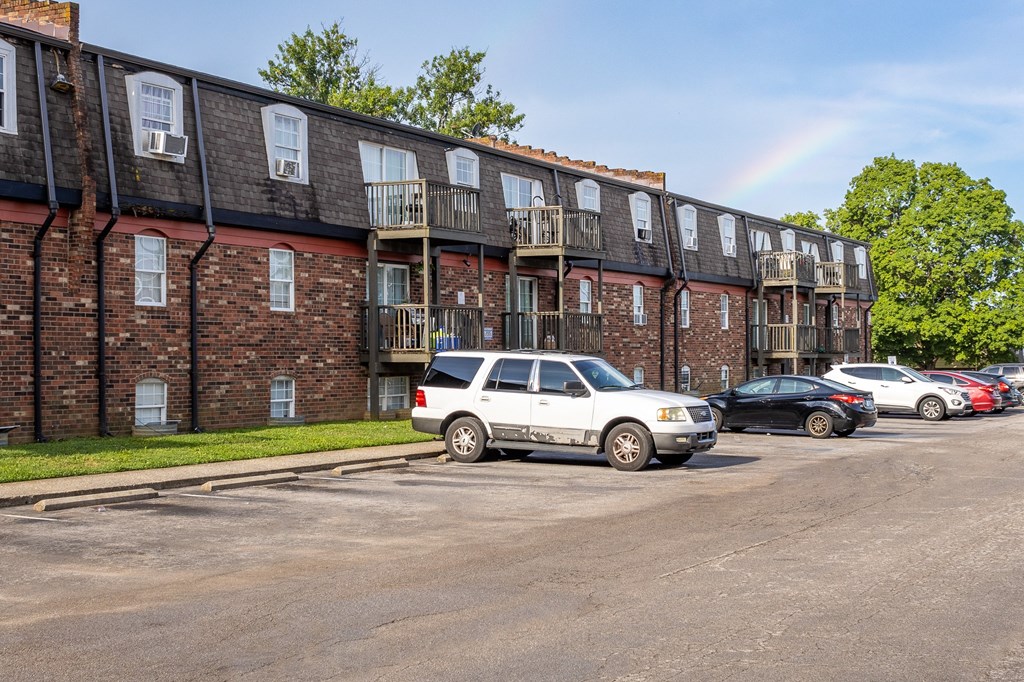 Thoroughbred Crossing - Exterior