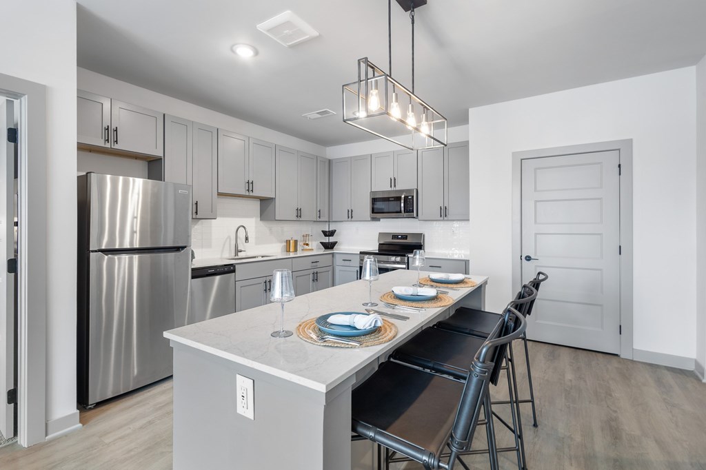 Dining at The Warren Apartments, Jeffersonville, IN