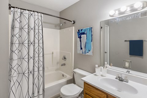 Thoroughbred Crossing - Bathroom