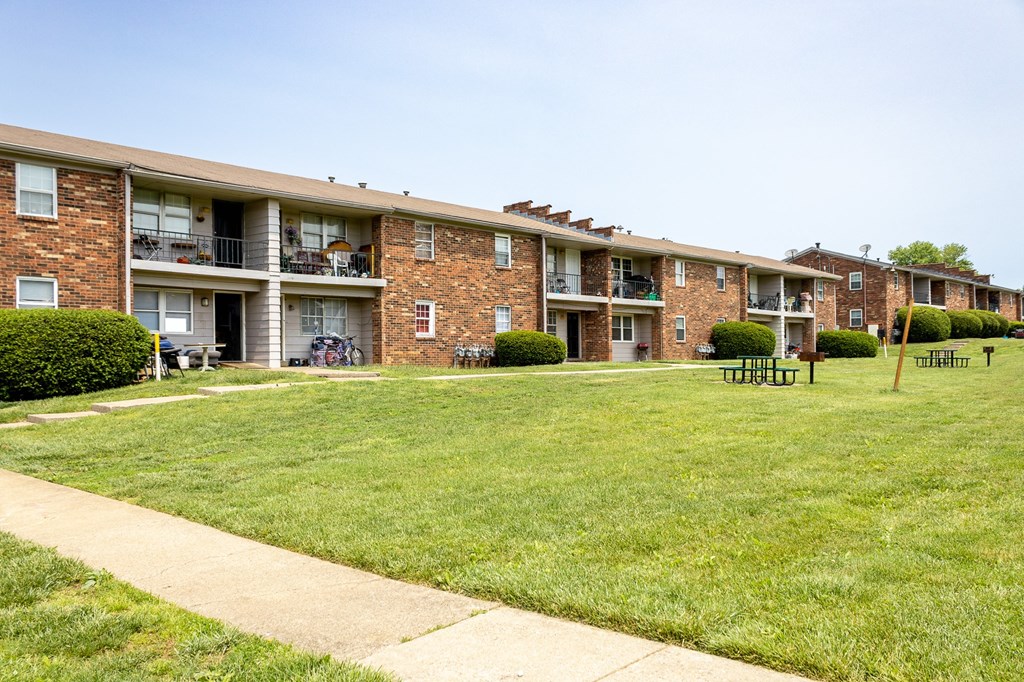 our apartments offer a spacious yard for residents to enjoy at Caballo Crossing, Lexington